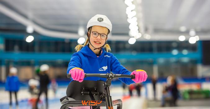 Amy op haar schaatsframe | Frame Schaatsen