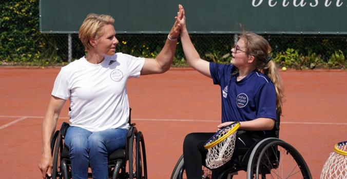 Lotte samen met Esther Vergeer aan het tennissen