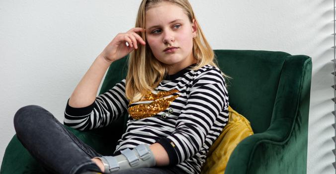 Tatum op een stoel voor het raam