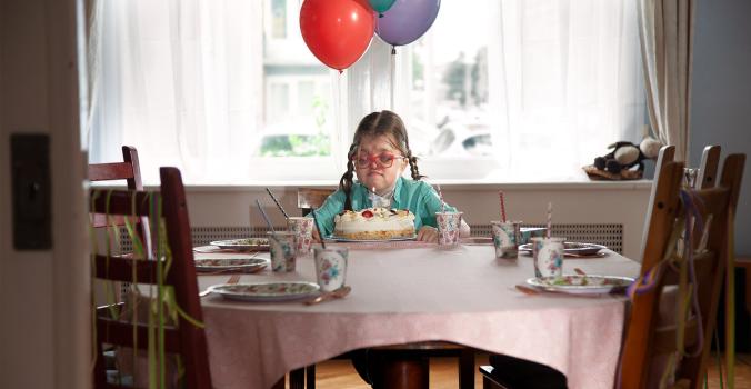 Robin alleen aan een tafel
