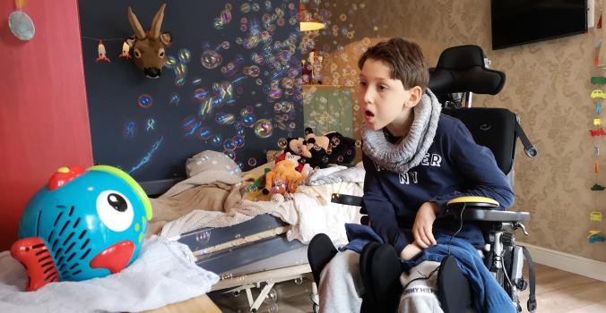 EMB Speelbox | Kind in rolstoel aan het spelen met speelgoed uit de EMB speelbox