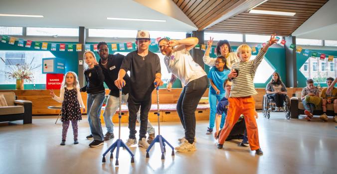 Kinderen met en zonder handicap samen aan het dansen tijdens de cursus Samen Dansen