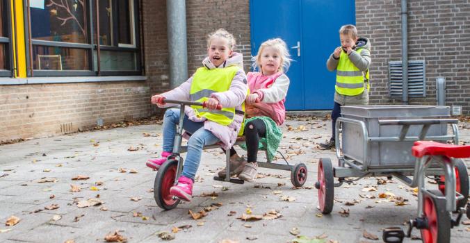 Kinderen met en zonder handicap samen aan het spelen op een schoolplein