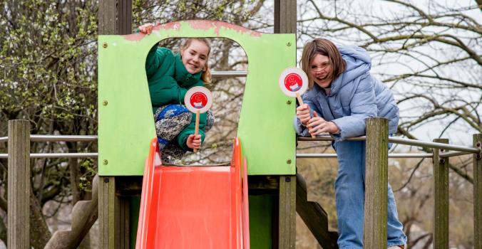 Kinderen van de Speeltuinbende op een glijbaan
