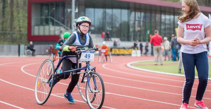 Jongen tijdens Frame Running bij een atletiekvereniging