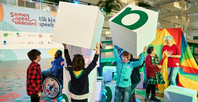 Kinderen spelen met grote blokken
