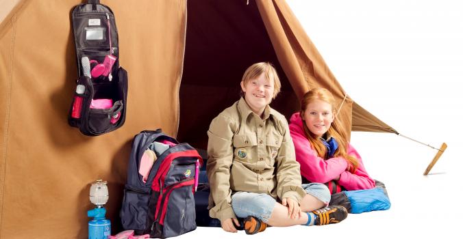 Kinderen met en zonder handicap samen voor Scouting tent