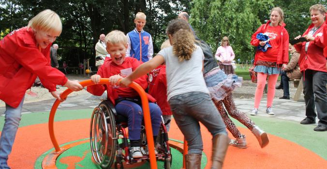 Kinderen met en zonder handicap spelen samen