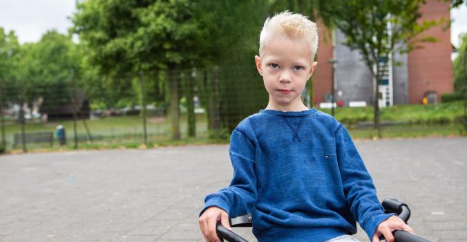 Levon op de speelplaats in zijn rollator