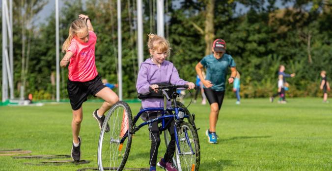 Keet samen met leeftijdsgenootjes aan het sporten
