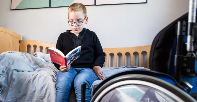 Luuk leest een boekje
