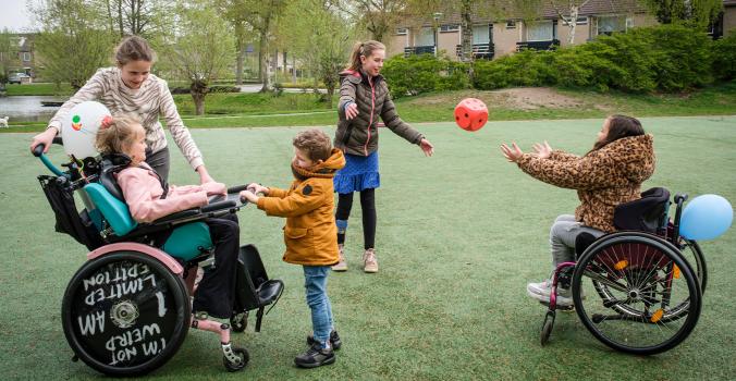 Kinderen met en zonder beperking samen aan het spelen