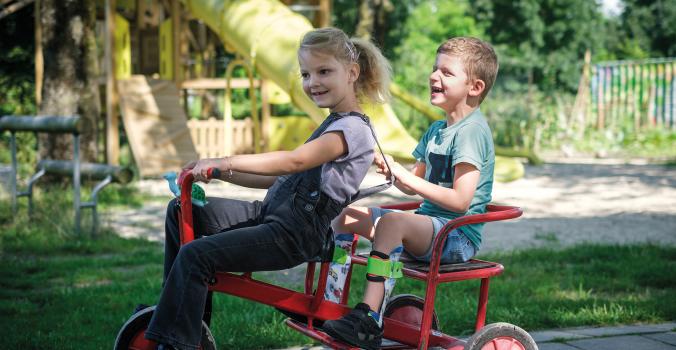 Mason samen met een meisje op de fiets | SamenSpeelFonds