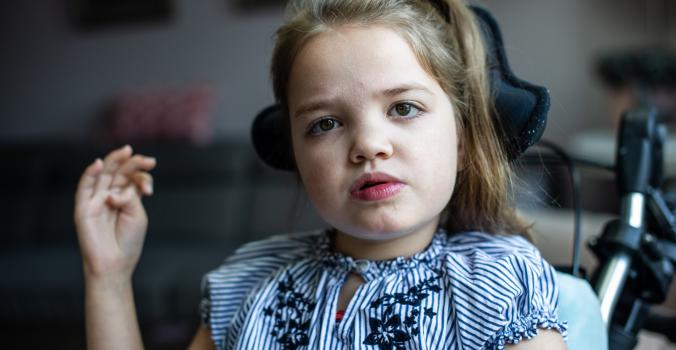 Foto van een meisje in een rolstoel