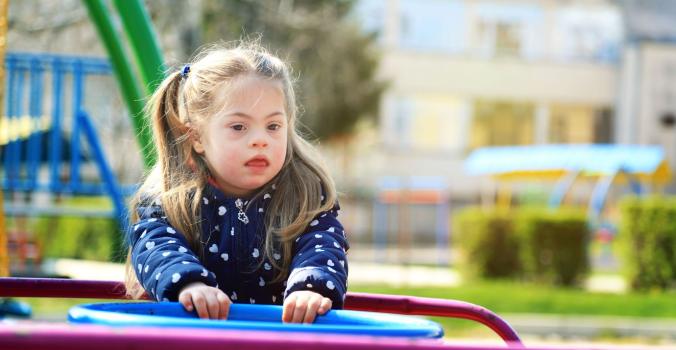 Emma alleen in de speeltuin