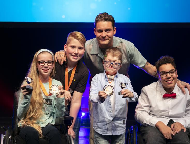 Onze vier kinderambassadeurs met Douwe Bob