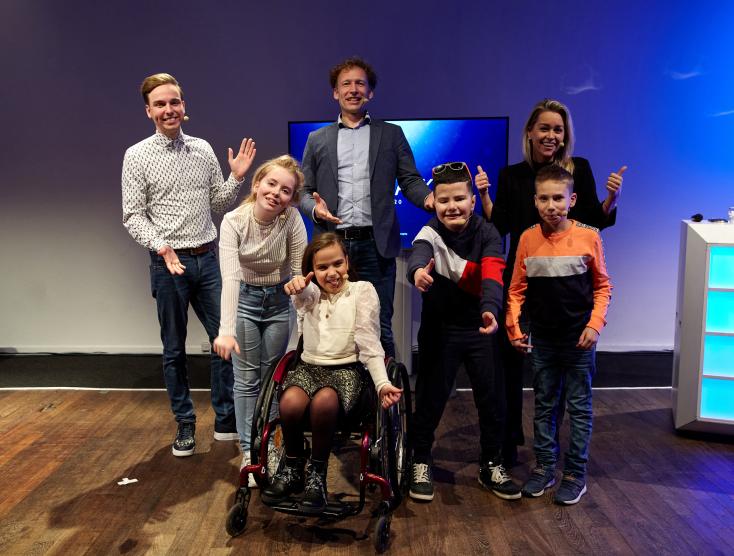 Kinderambassdeurs Leona, Pauline, Hüseyin en Joël met juryleden Dylan Haegens, Henk-Willem Laan en Ingrid Jansen