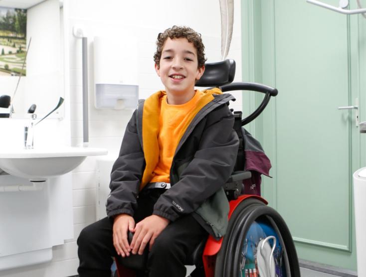Thomas in het Changing Places Toilet van Paleis Het Loo