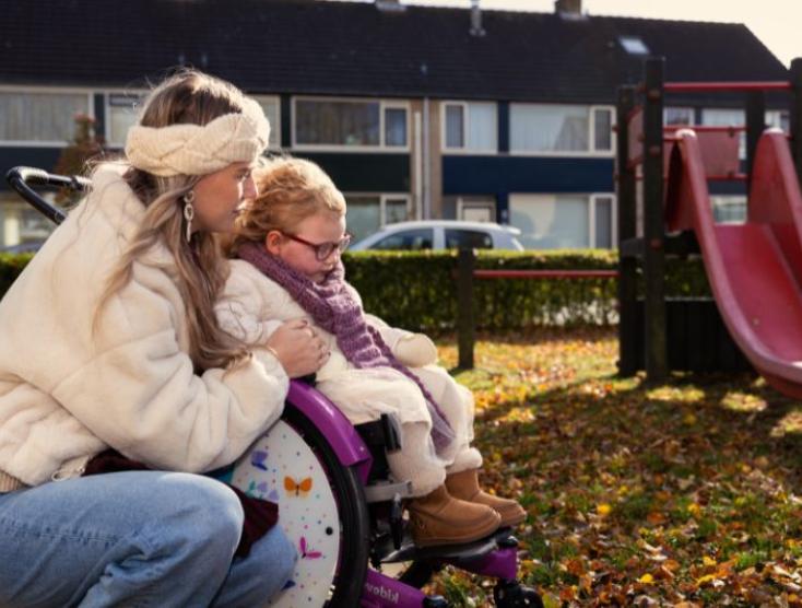 Minthe en haar moeder voor de speeltuin