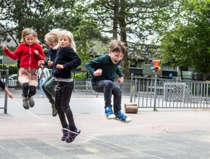 Tobias aan het spelen op het schoolplein met andere kinderen