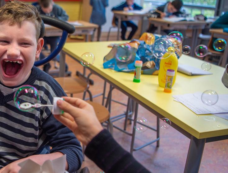 Jongen met bellenblaas 