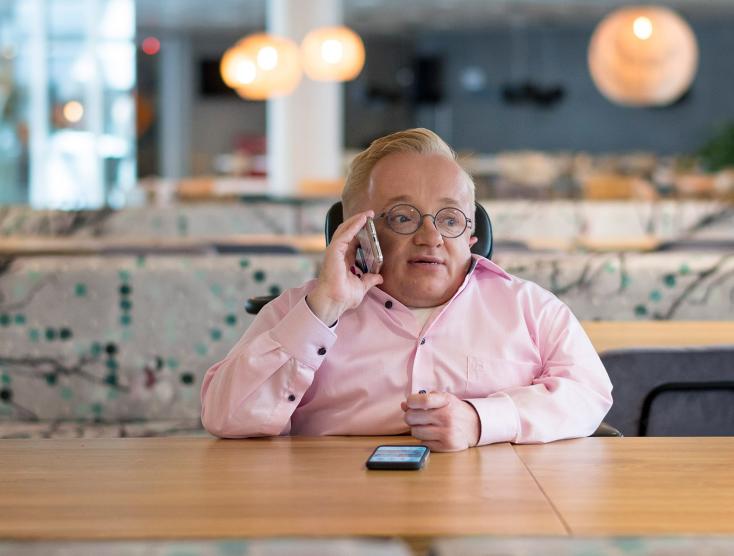 Rick Brink aan het telefoneren