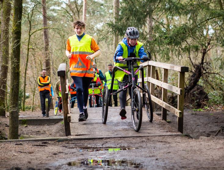 Kinderen met en zonder handicap rennen samen