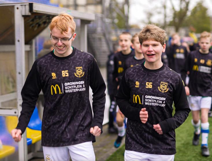 Niels samen met zijn teamgenoten aan het rennen