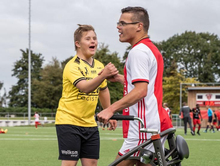 Kinderen met een handicap aan het voetballen tijdens een Bijzondere Eredivisie wedstrijd