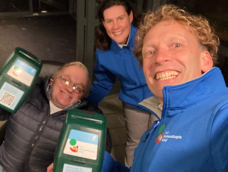 Rick, Henk Willem en Isabella met collectebussen in hun handen 