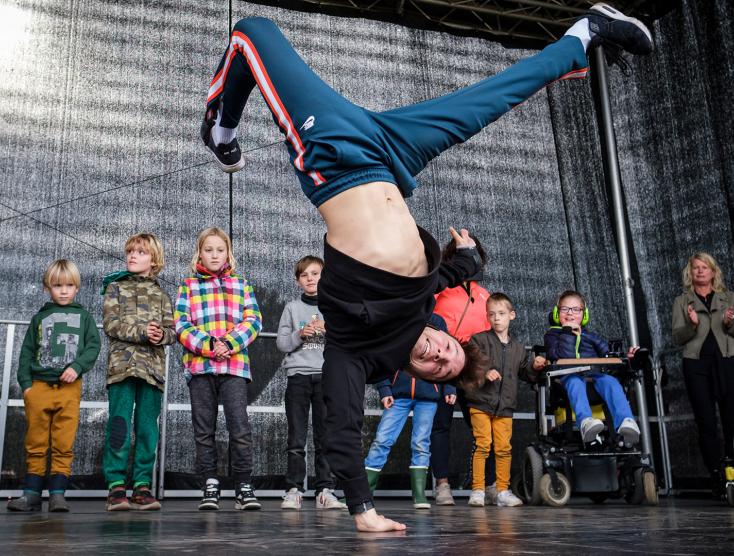 Redo aan het breakdancen samen met kinderen met een beperking