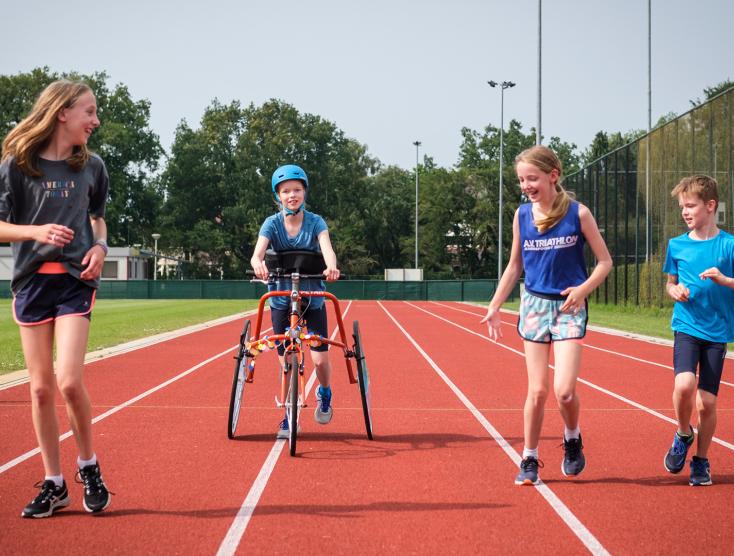 Fleur op de runningframe aan het rennen samen met haar broertje en nichtjes | Frame Running