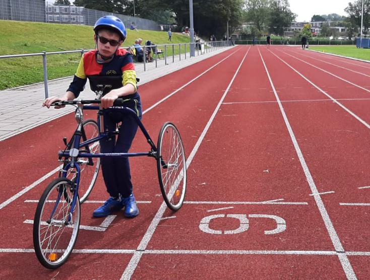 Teije op zijn runningframe op de atletiekbaan