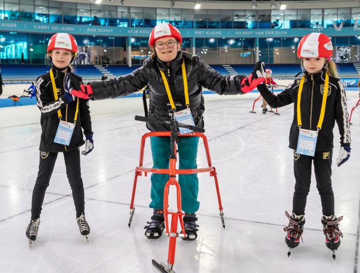 Kinderen met en zonder handicap schaatsen samen