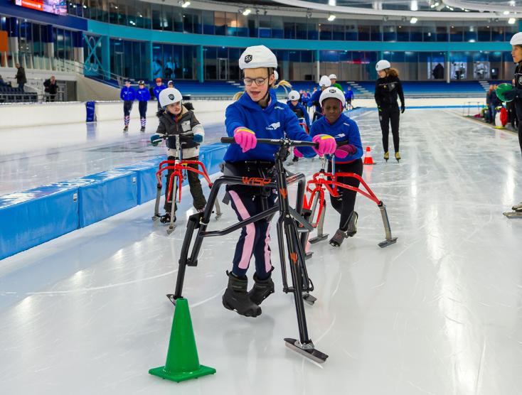 Kinderen aan het frameschaatsen