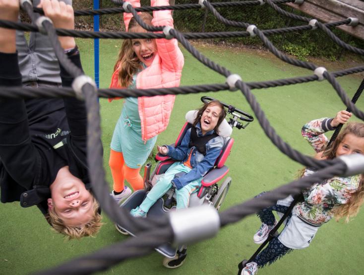 Kinderen zonder handicap spelen samen met een kind met een handicap