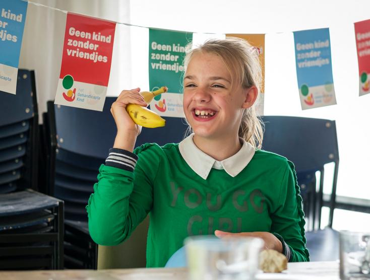 Sijtje met een banaan als telefoon | Kinderraad
