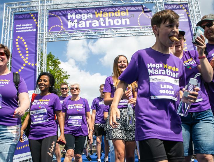 Mensen aan het wandelen voor de Mega Wandel Marathon