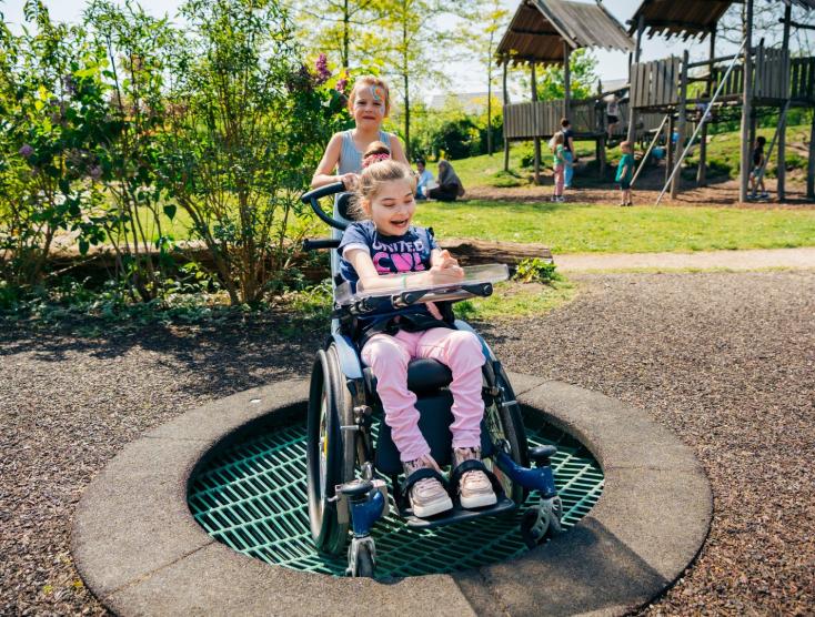 Twee kinderen samen aan het spelen