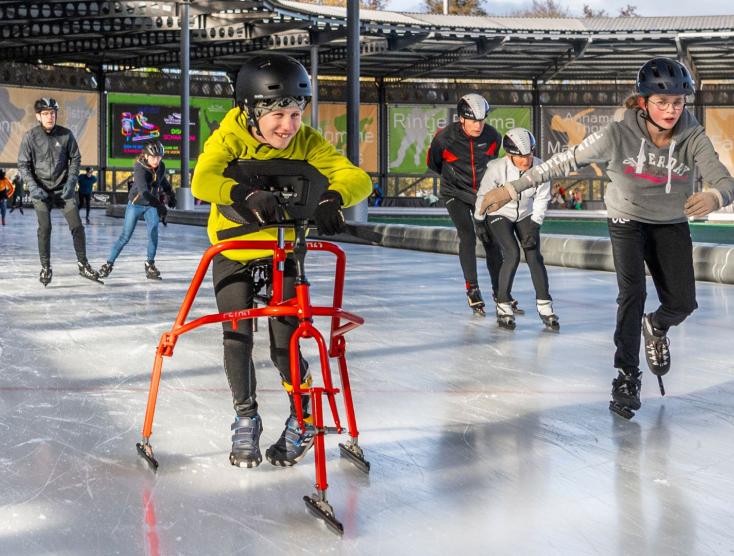 Hidde aan het schaatsen op een frame