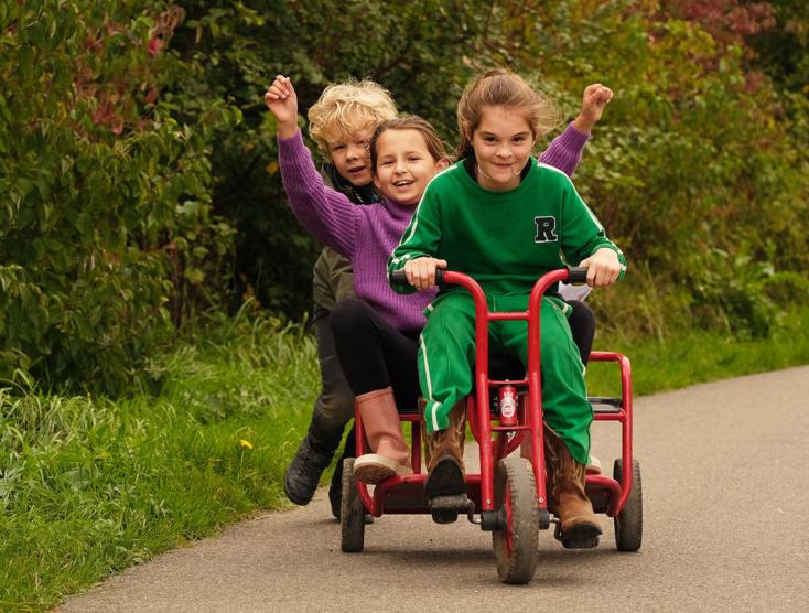 Kinderen op een step samen aan het spelen