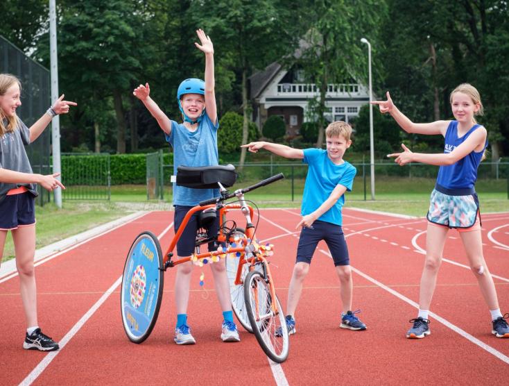 Fleur en haar vrienden op de atletiekbaan