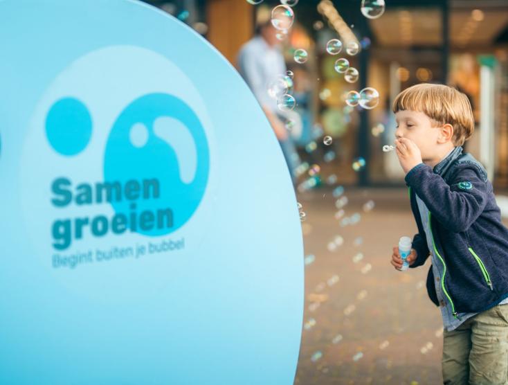 Jongetje bij de bubbelkar aan het bellenblazen