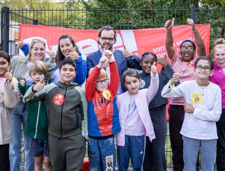 Kinderen van basisschool Henricus en Visio samen met Daan de Kort