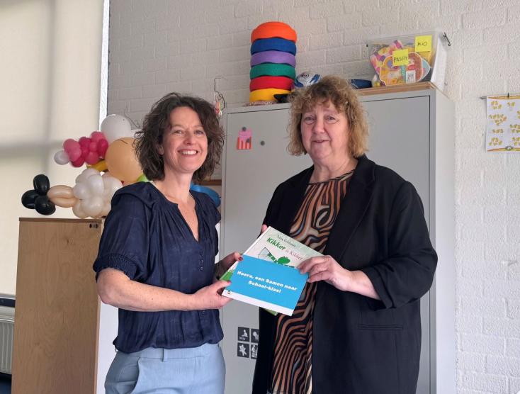 Programma manager Samen Leren Maartje overhandigt een kaartje ter ere van de opening van de eerste Samen naar School klas in Zeeland aan oprichtster Mary
