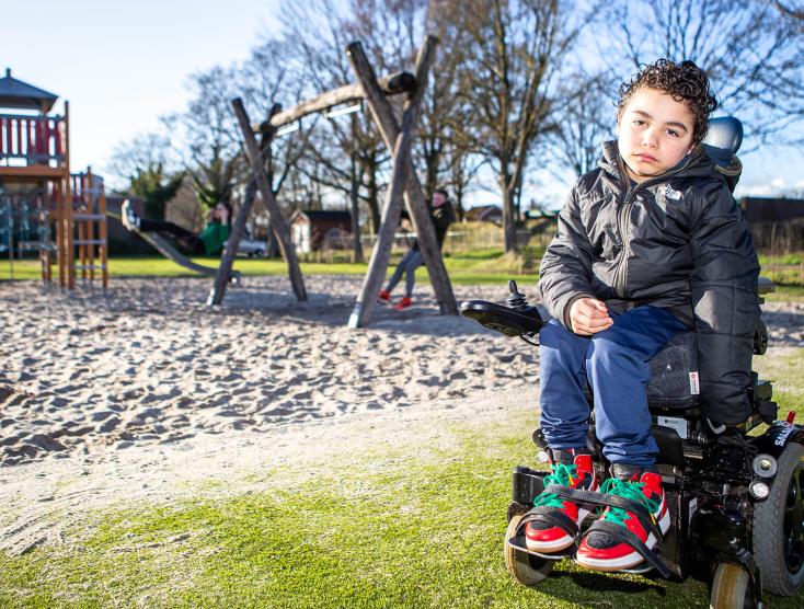 Ira voor de speeltuin in zijn rolstoel