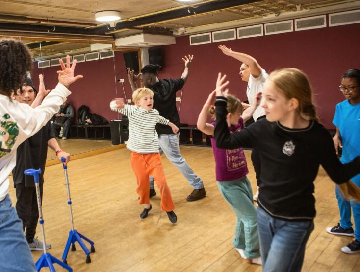 Kinderen samen aan het dansen