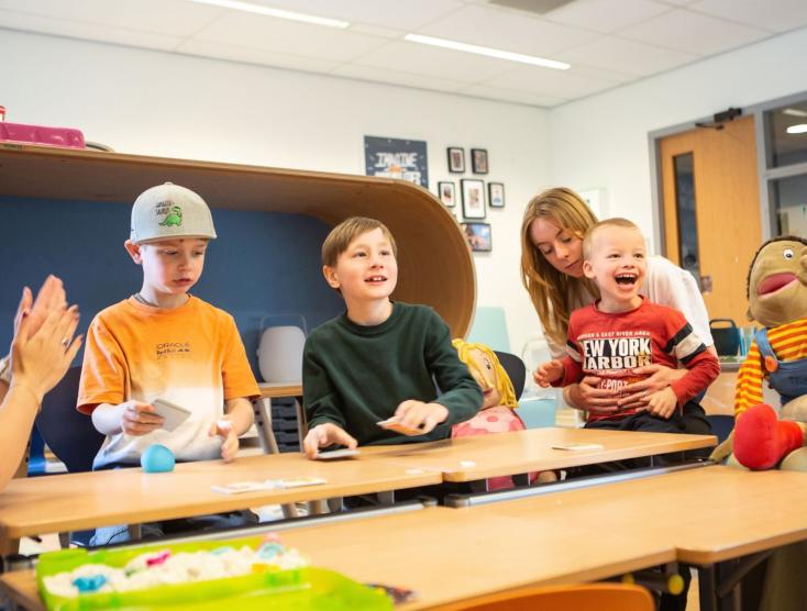 Kinderen oefenen gebaren in een Samen naar School klas