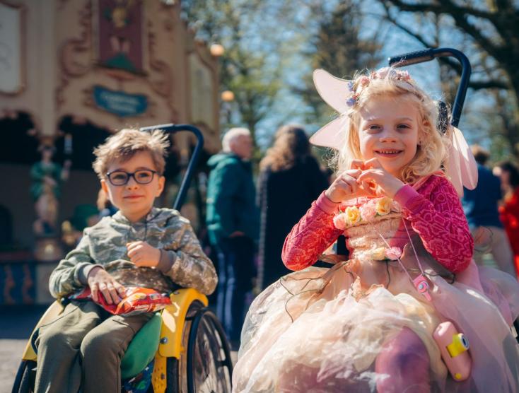 Twee kinderen in een rolstoel in de Efteling