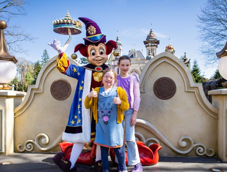 Pien en haar vriendin samen met Pardoes in de Efteling